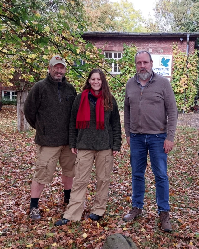 Farina Graßmann @farinasfotokunst auf Stippvisite im Umweltzentrum Hollen 🍁🌳

Die wunderbare Farina Graßmann ist mit ihrem Ehemann Sascha gerade in Norddeutschland unterwegs und hat da auch uns auf dem Hollen besucht, worüber wir uns sehr freuen! 😊

Aber sie ist natürlich nicht nur hier unterwegs, weil es hier im Norden so unglaublich schön ist, die bunten Farben des Herbstes hier sehr gut zur Geltung kommen, die Natur hierzulande so einiges zu bieten hat und die Menschen so nett sind, sondern auch weil sie vor Ort ihr Naturwissen weitergibt. 🎤📷

Zum Beispiel ist sie morgen am 14.10. bei der NABU Ortsgruppe Dötlingen-Wildeshausen. Sie bietet nachmittags um 15.30 Uhr eine gemeinsame Waldwanderung 🌳 an, bei der der Lebensraum Totholz praktisch besichtigt wird (Achtung: @TeamMulm !) und abends um 19 Uhr in der Aula der Schule Gut Spascher Sand trägt sie zu eben diesem Thema vor und zeigt da natürlich auch einige ihrer faszinierenden Fotos. 📷

Wer sie online live erleben möchte, hat am 28. Oktober um 19 Uhr dazu wieder Gelegenheit, wenn sie über „Geheimes Leben im Wald“ referiert. Tickets dafür gibt es wie immer über unsere Homepage www.ruzhollen.de oder per Email an online@ruzhollen.de. 💻

#teammulm #ruzhollen #farinasfotokunst #umweltzentrumhollen