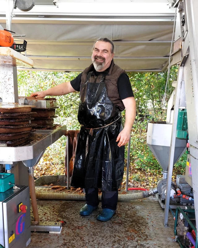 Olli´s Saftladen auf dem Hollen 🍎🍁

Unmengen an Äpfeln und Birnen und anderen Obstsorten wurden letzte Woche von Olli´s Saftladen bei uns im Umweltzentrum Hollen gepresst und zu leckerem Saft verarbeitet. 🍹
So konnten viele Leute ihr Obst haltbar machen und werden an dem Saft noch lange ihre Freude haben und ihre Gesundheit profitiert auch davon. 🤸‍♂️

(Wer bei dem letzten online-live Workshop 💻 von Carina Meenken @feelfit_food dabei gewesen wäre, könnte nun auch über die wichtigen gesunden Sekundären Pflanzenstoffe im Obst lange selbst vortragen.)

Ohne zusätzliche fleißige Helfer wäre das gar nicht möglich gewesen – so haben wir natürlich mit angefasst und zwei Männer vom Fuhrenkamp-Schutzverein (Herbert und Hartwig) waren dabei und natürlich war Matthias Brüggemann aus Delmenhorst vor Ort und hat mitgeholfen. Bester Mann! Unsere Franzi ist zur Abfüllmeisterin geworden und träumt nun von Apfelsaftbeuteln… 😊

Herbert hatte auch die Anfangsidee, dass wir Olli zu uns einladen sollten – eine sehr gute Idee. 💯

Von WIGA-Technik aus Schierbrok haben wir auch Unterstützung bekommen - den nötigen Strom mit einem mobilen Generator zum Sonderpreis. Vielen lieben Dank! 👍

Ein herzliches Dankeschön nochmal an alle fleißigen Helfer, ohne die das nicht so reibungslos geklappt hätte! 💚

Wir bewundern Olli, der den ganzen Tag vollen Einsatz an der Presse zeigt und die Saison über schon so viele Menschen mit dem eigenen Saft glücklich machen konnte. Nächstes Jahr bist du wieder herzlich eingeladen. 😊

#ollissaftladen #ruzhollen #umweltzentrumhollen