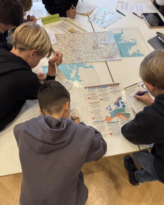 Neue Saison für Energieteams 😀💡

Pünktlich ist direkt nach den Herbstferien die neue Saison 2025/2026 für unsere Energieteam-Schulungen (ETS) gestartet: Kinder und Jugendliche lernen hier, welche selbstwirksamen und konstruktiven Möglichkeiten sie haben, um Energie zu sparen und so dem Klimawandel entgegenzuwirken. Anschließend geben sie ihr Wissen in der Kita oder in der Schule weiter. 💪🏩

Unser Team vom RUZ Hollen führt diese Schulungen durch für die Gemeinden Berne und Lemwerder, Dötlingen und Ganderkesee, die Städte Twistringen und Delmenhorst sowie für den Landkreis Oldenburg: Diese sieben Kommunen kooperieren in unserem Klimaschutz-Netzwerk REM kommunal. 🌐

Und ein ganz wichtiger Teil dieser Kooperation ist die Klimabildung. Bis zu den Osterferien wird unser Team die ETS für mehr als 50 Schulen und in über 65 Kindertagesstätten durchführen. 😮 😮

Dafür sind wir in den Kindertagesstätten jeweils direkt vor Ort bei den Vorschulkindern. Die Energieteams der Schulen kommen für die ETS in der Regel ins Umweltzentrum Hollen. Los gings in dieser Woche am Dienstag im RUZ mit 17 Schülerinnen und Schülern aus der Oberschule Ganderkesee. Vielen Dank nach Ganderkesee für diesen wirklich gelungenen und coolen Auftakt! 😎

Ab und zu, wenn die Schulen etwas weiter weg sind, fahren wir auch hin: So ging es am Mittwoch dieser Woche in die Graf-Anton-Günter-Schule nach Oldenburg (siehe Fotos oben) und am Donnerstag ins Dietrich-Bonhoeffer-Gymnasium nach Ahlhorn. 🚌

Auch Euch jeweils ganz vielen Dank für die gute Stimmung und dafür, dass die ersten Termine so toll gelaufen sind. So kann es weitergehen! 👍

Wenn Deine Gemeinde auch an REM kommunal teilnehmen sollte, dann kann man sich gerne bei uns melden. 📧

#ruzhollen #remkommunal #umweltzentrumhollen