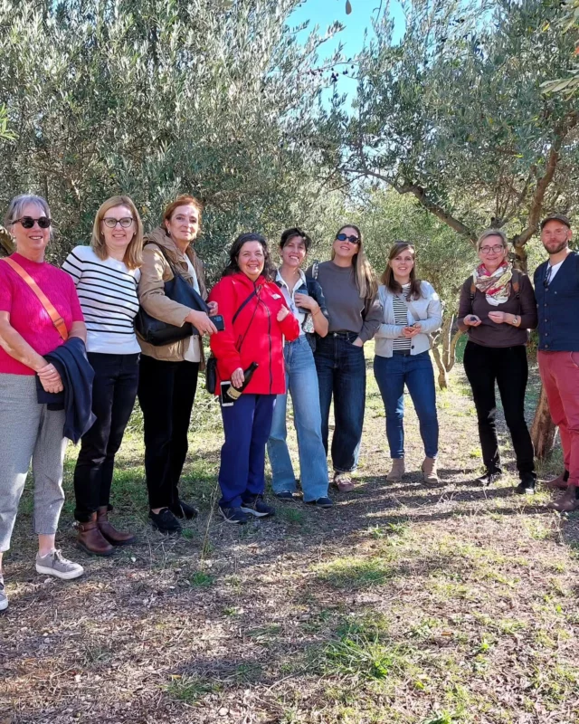 VolonTerra - Aktive Schulen gestalten Veränderungen! 🤸‍♂️

Seit zwei Jahren engagieren wir uns im RUZ in einem internationalen Projekt in Kooperation mit dem kroatischen Umweltverband Sunce @udruga.sunce 🌞, um Volunteer-Clubs und Outdoor-Classrooms in verschiedenen Schulen in Kroatien zu etablieren. 🤝

Kürzlich hatten wir die Gelegenheit, mit einer kleinen RUZ-Delegation an der Abschlussveranstaltung des VolonTERRA-Projekts teilzunehmen. 🥂

Hierbei wurde an der Umweltschule Brda in Split ein neues grünes Klassenzimmer eingeweiht. Korinna Freihof und Oliver Schäfers-Lehmkuhl leiteten darin inspirierende Workshops für Lehrkräfte, während Barbara Bischoff in ihrer Begrüßungsrede die zahlreichen kleinen, aber bedeutenden Erfolge des Projekts hervorhob. 🎤😊

Die Zusammenarbeit als internationaler Partner war für uns eine äußerst wertvolle Erfahrung. Besonders erfreulich war das Kennenlernen so vieler engagierter und herzlicher Menschen in Kroatien. ❤️ Wir freuen uns auf zukünftige Möglichkeiten zur Zusammenarbeit. 

Durch die Förderung der Deutschen Bundesstiftung Umwelt (DBU) wurde das Projekt erst möglich. 

Unser herzlicher Dank geht auch an Margita Radman und Miranda Šimac von Sunce, die ein hervorragendes Exkursionsprogramm organisiert haben und uns fundierte Einblicke in ihre Arbeit als Umweltverband gaben. 😊 Hvala und hoffentlich bis ganz bald! 👋

PS: Die Stadt Split in Dalmatien ist einfach außergewöhnlich schön und definitiv einen Besuch wert! 🌅