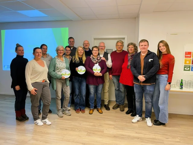 Klimafreundliche Gärten im Landkreis Oldenburg - Preisverleihung im Umweltzentrum 🏆

Wir durften wir mal wieder Gäste bei uns im Umweltzentrum Hollen begrüßen, denn es fand die Preisverleihung für den Wettbewerb „Klimafreundliche Gärten“ des Landkreises Oldenburg in unseren Räumlichkeiten statt. 🌐🌼

 Nach einem kleinen Vortrag zum Thema „Garten und Klimawandel“ durch unsere Garten-Expertin Kerstin Fischer 🌻 konnten die drei Gewinner ihren Garten selbst kurz vorstellen. 🎤

Herzlichen Glückwunsch nochmals an 1. Platz Sandra Thies, 2. Platz Tina und Stefan Boeckler sowie 3. Platz Ute Schoffers. 😊

Leckere Köstlichkeiten aus unserer RUZ-Küche rundeten den Abend ab und luden zum persönlichen Austausch von Gartenwissen und Erfahrungen ein. 🍹

Danke an alle Teilnehmenden für eure kreativen, nachhaltigen Ideen – von wassersparenden Maßnahmen bis hin zu heimischer Pflanzenvielfalt. Gemeinsam gestalten wir eine nachhaltigere Zukunft für unsere Region! 💯

 #KlimafreundlicheGärten #UmweltzentrumHollen #OldenburgLand #Nachhaltigkeit #Gartenliebe #Klimaschutz #GemeinsamStark #Naturgarten