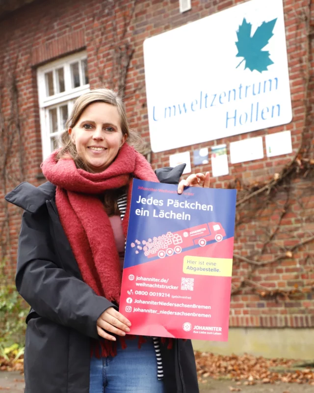 Paket packen 📦 – Paket beim RUZ abgeben 📮 – Freude verschicken 🎁

Johanniter-Weihnachtstrucker 🚛✨

Weihnachten steht vor der Tür 🎄: die Zeit der Freude und der Zuversicht ✨. Aber vielen Familien und älteren Menschen fehlt es am Nötigsten. Hier helfen die Pakete des „Johanniter-Weihnachtstrucker“ ❤️. Seit 1993 machen Menschen in ganz Deutschland mit. Sie packen Pakete mit Speiseöl, Mehl, Nudeln, Schokolade, Zahnbürsten usw. 🛒 und geben sie in einer Abgabestelle ab. Die Johanniter holen sie von dort ab und verteilen sie an Menschen, die Lebens- und Hygieneartikel ganz dringend brauchen 🙏. Das RUZ gehört zu den offiziellen Paket-Abgabestellen📍.

Wer freut sich über die Pakete?
Die Pakete gehen an Menschen in prekären Lebenssituationen – in Südosteuropa und Deutschland 🌍. Ihr helft mit Eurem Paket also sozial benachteiligten Familien, Kindern, älteren Menschen und Menschen mit Einschränkungen 👨‍👩‍👧‍👦.

Wie könnt Ihr mitmachen?
Ist ganz einfach. Ihr kauft die Waren ein, die auf der Packliste stehen 📝, zum Beispiel Speiseöl, Schokolade, Zahnbürsten 🍫🪥. Dann packt die Waren in ein Paket und gebt es beim RUZ ab. Wir sammeln die Pakete, der Johanniter-Weihnachtstruck holt sie ab 🚚. Fertig. Falls Ihr Kartons braucht: Auch die haben wir im RUZ 📦. Mitmachen kann jeder: Einzelpersonen, Kindertageseinrichtungen, engagierte Unternehmen, Schulklassen 🏫.
Und wie packt Ihr die Kartons?
Bitte packt nur das ein, was auf der Packliste steht. Nehmt einen stabilen Karton – den bekommt ihr auch beim RUZ – und klebt ihn fest zu 📏. Das sorgt für einen sicheren Transport. Für Euer Päckchen ist eine Größe von 40 x 24 x 30 cm (L x B x H) optimal. Gerne könnt Ihr den Karton auch bemalen oder mit Geschenkpapier oder Verzierungen verschönern 🎨 – das sorgt vor allem bei den Kindern für strahlende Augen 👶✨.
Übrigens: Im vergangenen Jahr haben wir insgesamt 15 Pakete verschickt 🎉.

#ruzhollen #umweltzentrumhollen #weihnachtstrucker