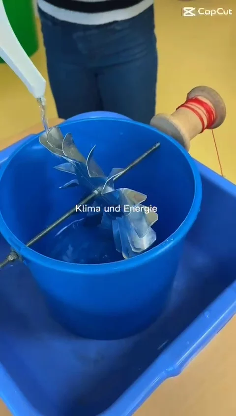 Neues vom Lernstandort Huntlosen 👩‍🏫: Unsere Klima- und Energiekurse haben wieder begonnen!💡

Mit großer Freude starten wir auch dieses Jahr wieder in den Klima- und Energie Kurs an den umliegenden Grundschulen. In den 4. Klassen entdecken die Schülerinnen und Schüler spielerisch und praktisch, wie Energie entsteht, wie wir Strom im Alltag sparen können und warum das so wichtig für unsere Umwelt ist. 🌍

Gemeinsam gehen wir der Frage nach, was Energieverbrauch mit dem Klima zu tun hat, wie der Klimawandel entsteht und was wir alle tun können, um ihn aufzuhalten. 🌐

Die Kinder lernen nicht nur spannende Fakten, sondern entwickeln auch ein echtes Bewusstsein dafür, wie sie selbst im Alltag einen Beitrag leisten können. 🌱⚡